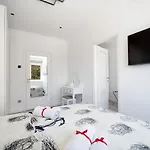 Ella Apartment *